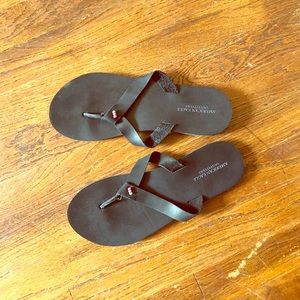 Black leather American Eagle flip flops